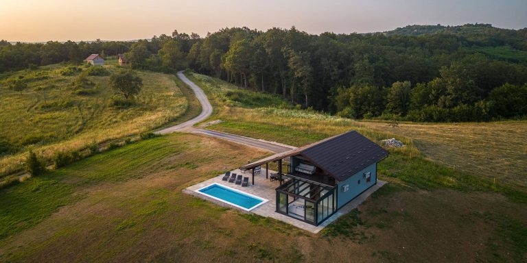 kuća za odmor s bazenom u lici